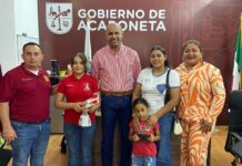 Manuel Salcedo felicita a destacada a estudiante que puso en alto en nombre de Acaponeta