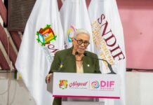 Entrega Beatriz Estrada cientos de lentes graduados
