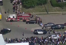 Tiroteo en Texas deja un muerto y 10 heridos; atacante permanece atrincherado
