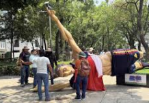 CNTE derriba esculturas mundialistas en Paseo de la Reforma