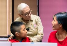 Beatriz Estrada hace posible que 9 nayaritas escuchen la voz de sus seres queridos