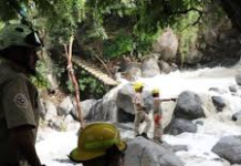 Hallan sin vida a adolescente arrastrado por el río Santiago en la barranca de Huentitán
