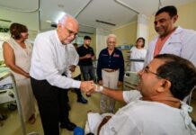 MANQ y su esposa Beatriz visitan pacientes operados de rodilla y cadera