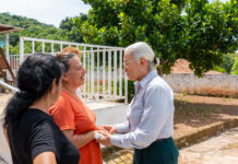 Beatriz Estrada entrega productivos apoyos a familias de Acatan de La Piñas