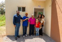 Dra. Beatriz Estrada entrega una vivienda a la familia afectada por inundaciones