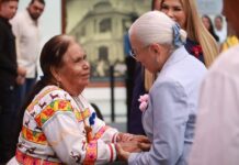 Beatriz Estrada reconoce a mujeres indígenas de Nay.