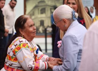 Beatriz Estrada reconoce a mujeres indígenas de Nay.