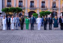 El gobernador y su esposa honran los símbolos patrios