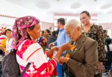 Beatriz Estrada entrega créditos a emprendedoras a mujeres indigenas en Nayarit