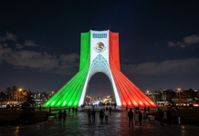 Torre Azadi se ilumina con los colores de México por su Independencia