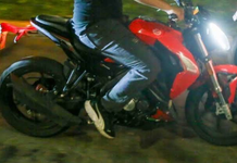 Motociclista sale disparado y termina dentro de un micro en Colombia; el video se vuelve viral