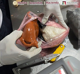Decomisan más de 8 kilos de cocaína ocultos en artesanías en el AICM