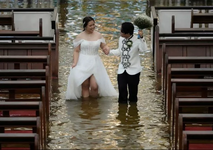 El amor fue más fuerte: pareja continúa con su boda pese a que la iglesia estaba inundada