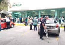 Familiares despojan a abuelitos de tarjetas del Bienestar y los abandonan