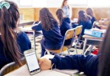 Padres de familia se resisten a prohibición de celulares en escuelas