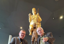 Estatua dorada de Trump causa sorpresa en el Parlamento Europeo